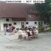 8 - Gemeinsam - mit Abstand.jpg